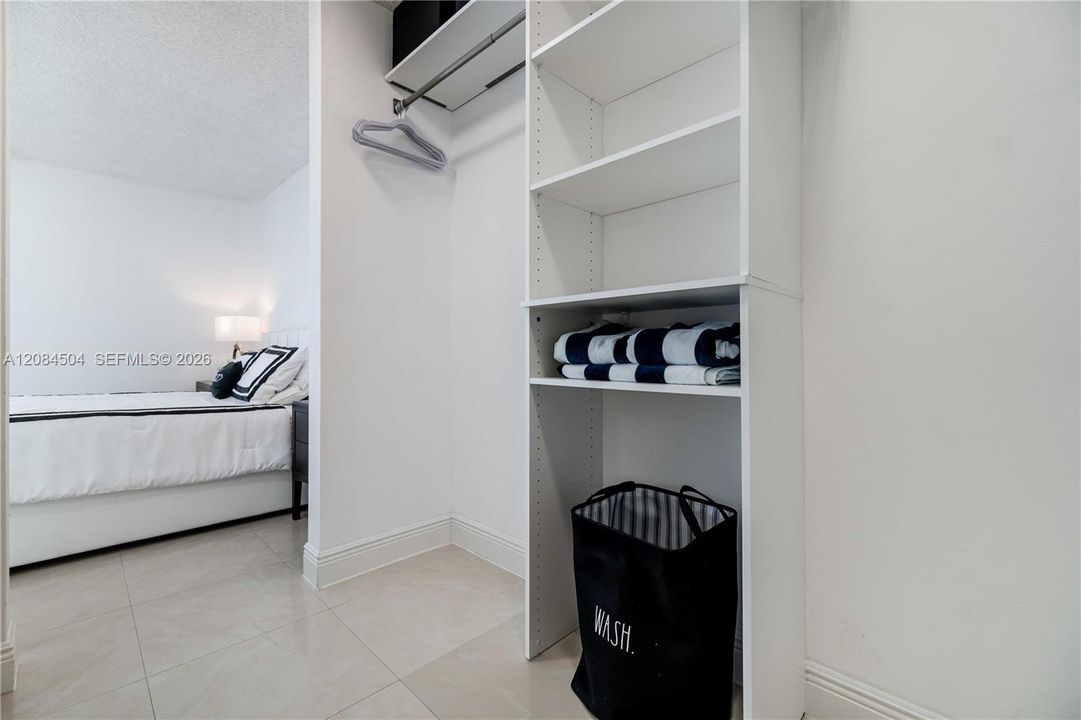 For Rent: $3,800 (1 beds, 1 baths, 1030 Square Feet)