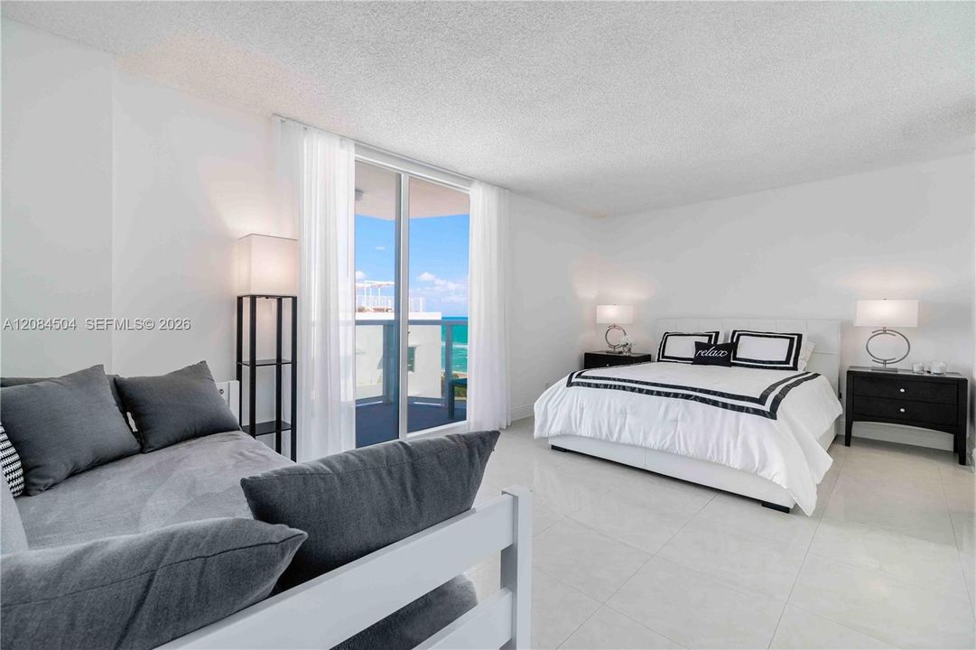 For Rent: $3,800 (1 beds, 1 baths, 1030 Square Feet)