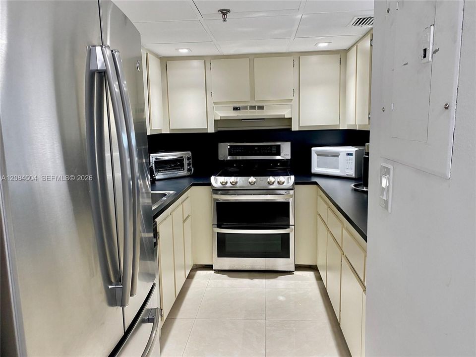 For Rent: $3,800 (1 beds, 1 baths, 1030 Square Feet)