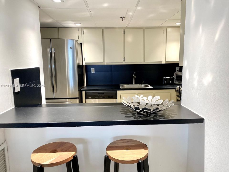 For Rent: $3,800 (1 beds, 1 baths, 1030 Square Feet)