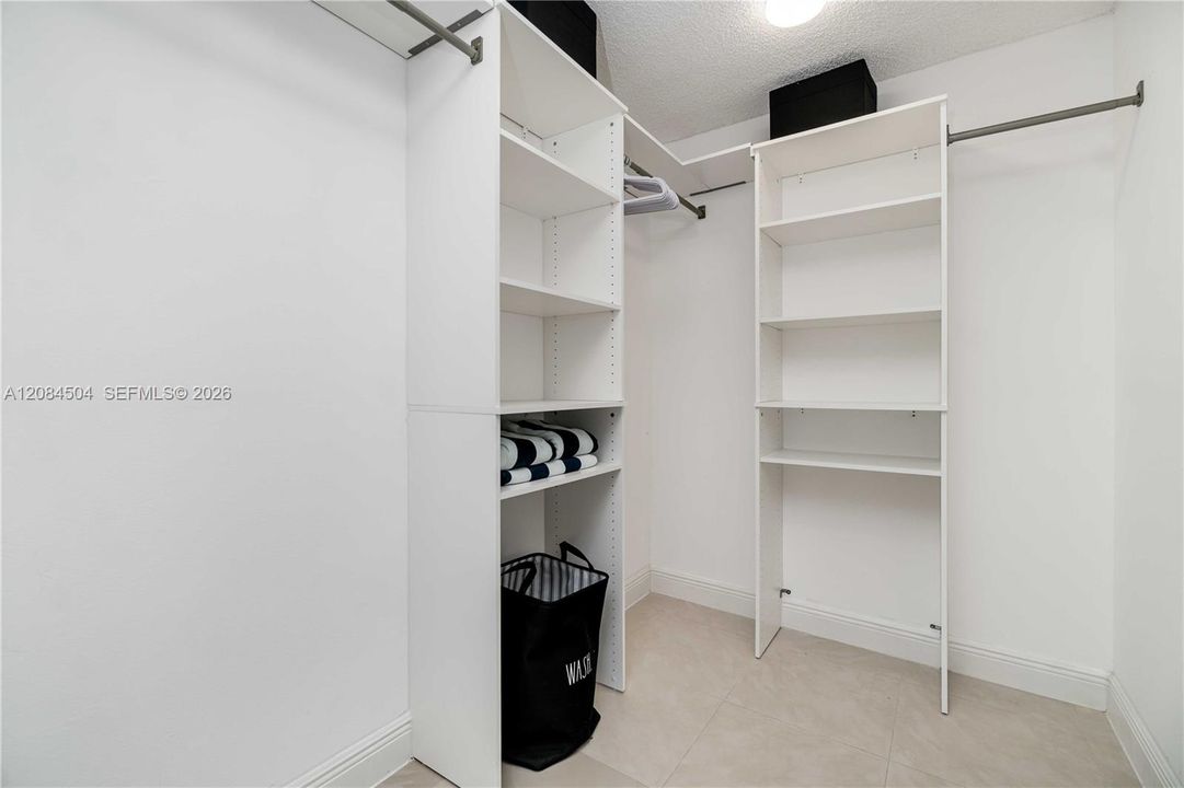 For Rent: $3,800 (1 beds, 1 baths, 1030 Square Feet)
