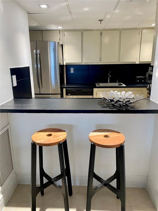 For Rent: $3,800 (1 beds, 1 baths, 1030 Square Feet)