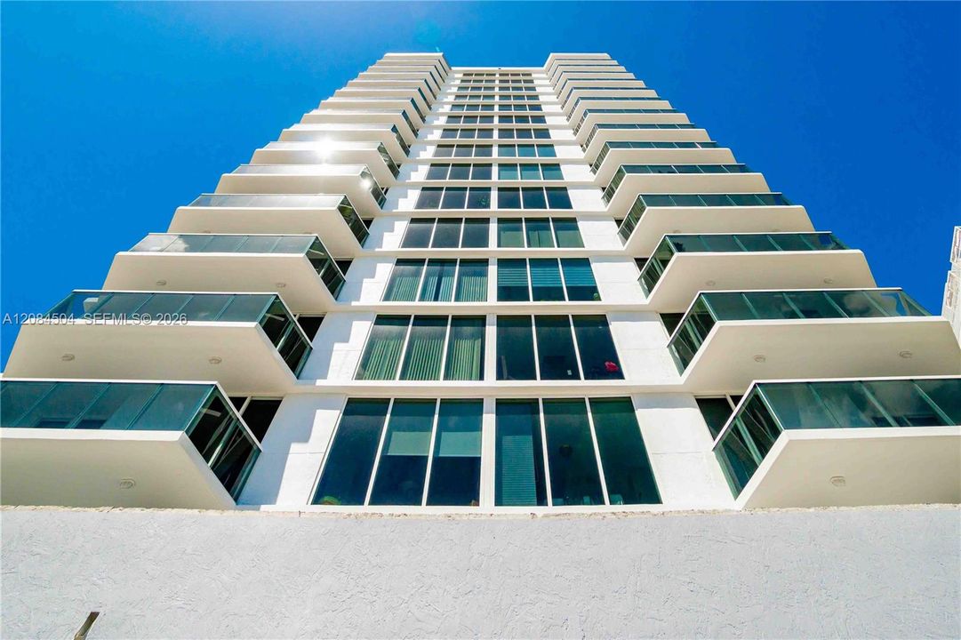 For Rent: $3,800 (1 beds, 1 baths, 1030 Square Feet)