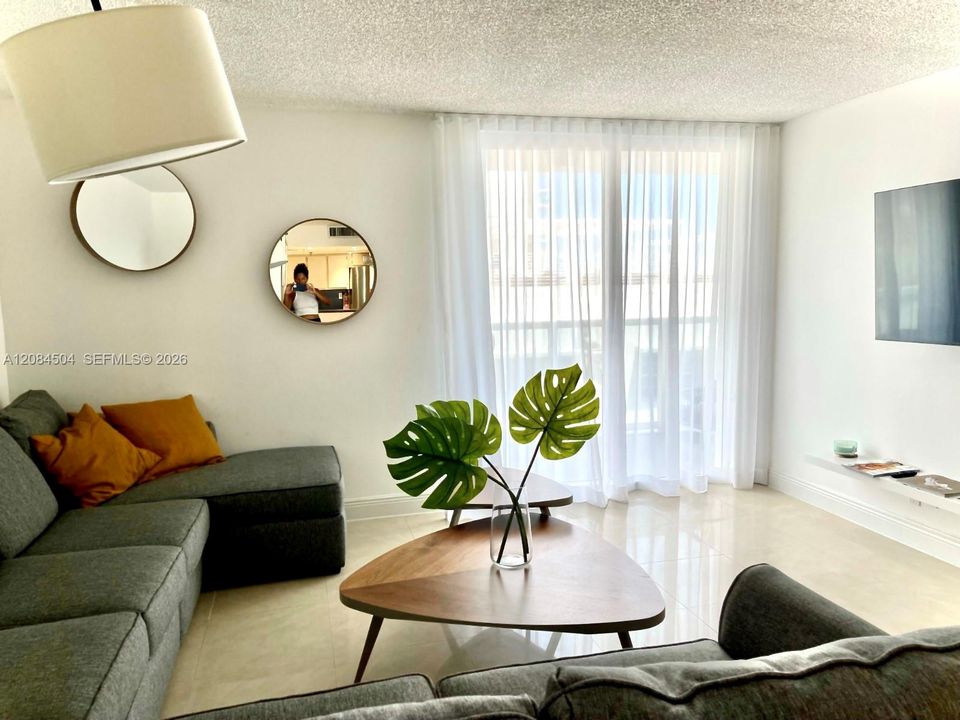 For Rent: $3,800 (1 beds, 1 baths, 1030 Square Feet)