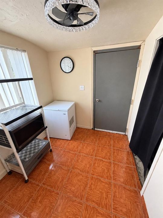 For Sale: $475,000 (4 beds, 1 baths, 1160 Square Feet)
