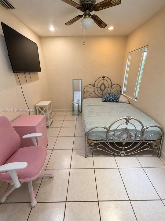 For Sale: $475,000 (4 beds, 1 baths, 1160 Square Feet)