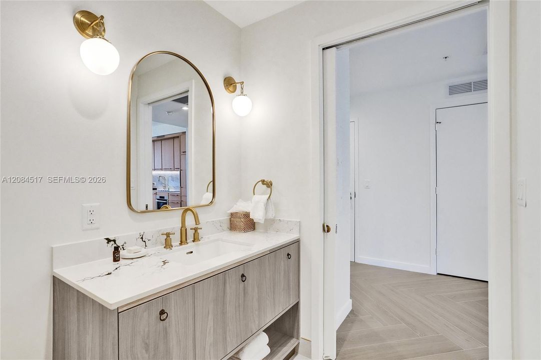 For Sale: $1,100,000 (2 beds, 2 baths, 840 Square Feet)
