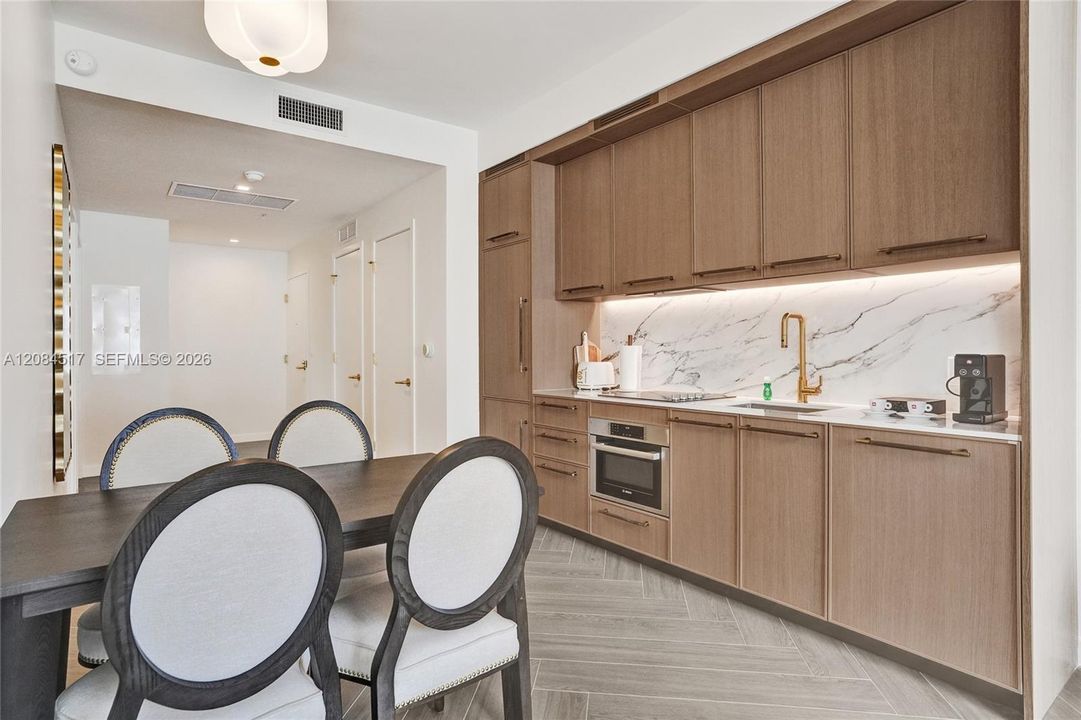For Sale: $1,100,000 (2 beds, 2 baths, 840 Square Feet)