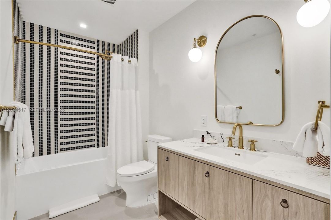 For Sale: $1,100,000 (2 beds, 2 baths, 840 Square Feet)