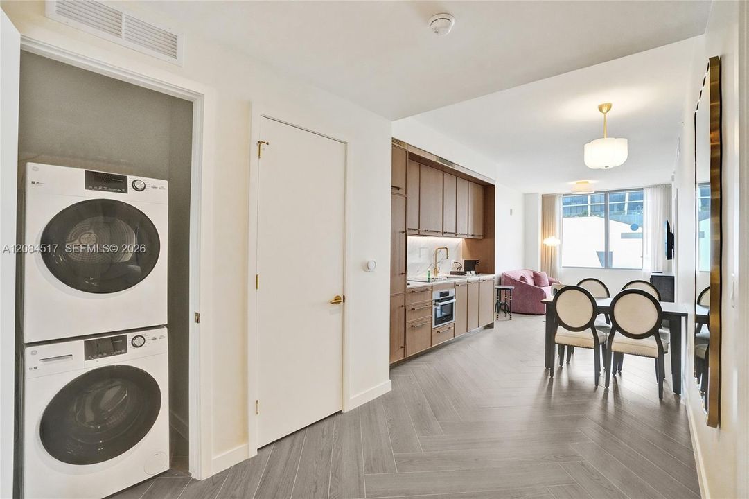 For Sale: $1,100,000 (2 beds, 2 baths, 840 Square Feet)