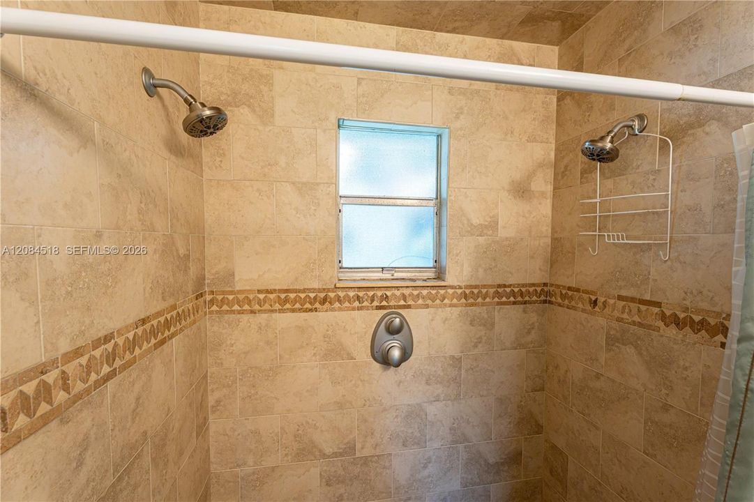 For Rent: $2,400 (2 beds, 2 baths, 925 Square Feet)