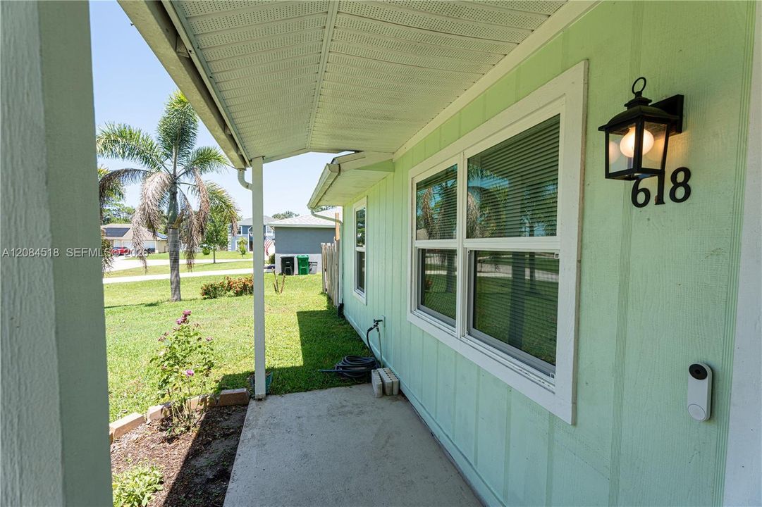 For Rent: $2,400 (2 beds, 2 baths, 925 Square Feet)