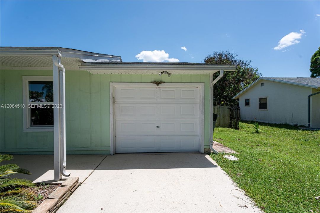 For Rent: $2,400 (2 beds, 2 baths, 925 Square Feet)