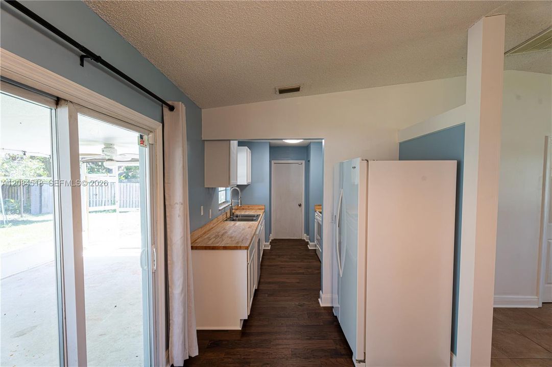 For Rent: $2,400 (2 beds, 2 baths, 925 Square Feet)