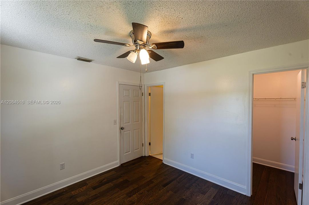 For Rent: $2,400 (2 beds, 2 baths, 925 Square Feet)