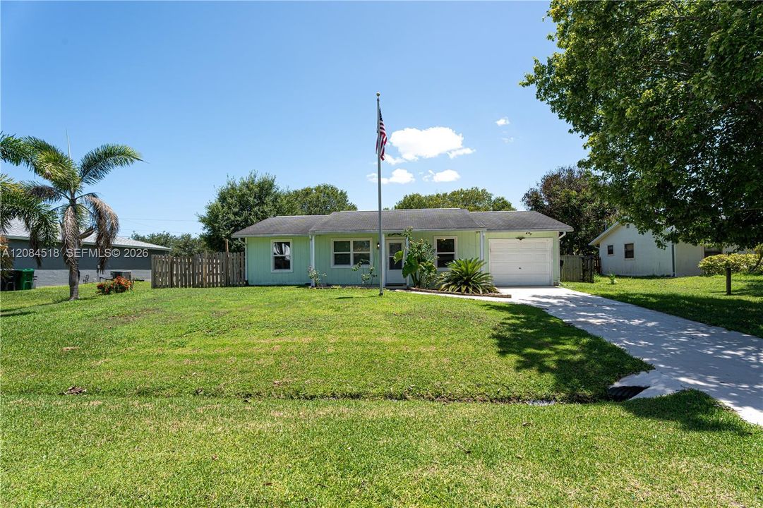 For Rent: $2,400 (2 beds, 2 baths, 925 Square Feet)