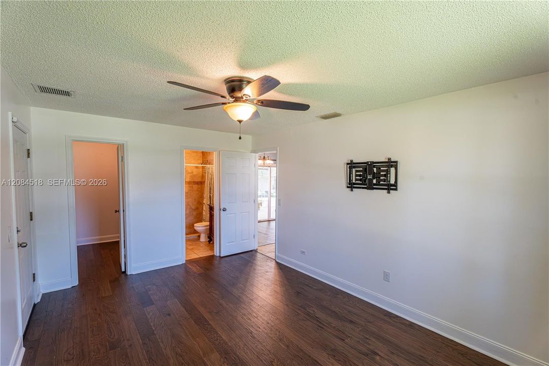 For Rent: $2,400 (2 beds, 2 baths, 925 Square Feet)