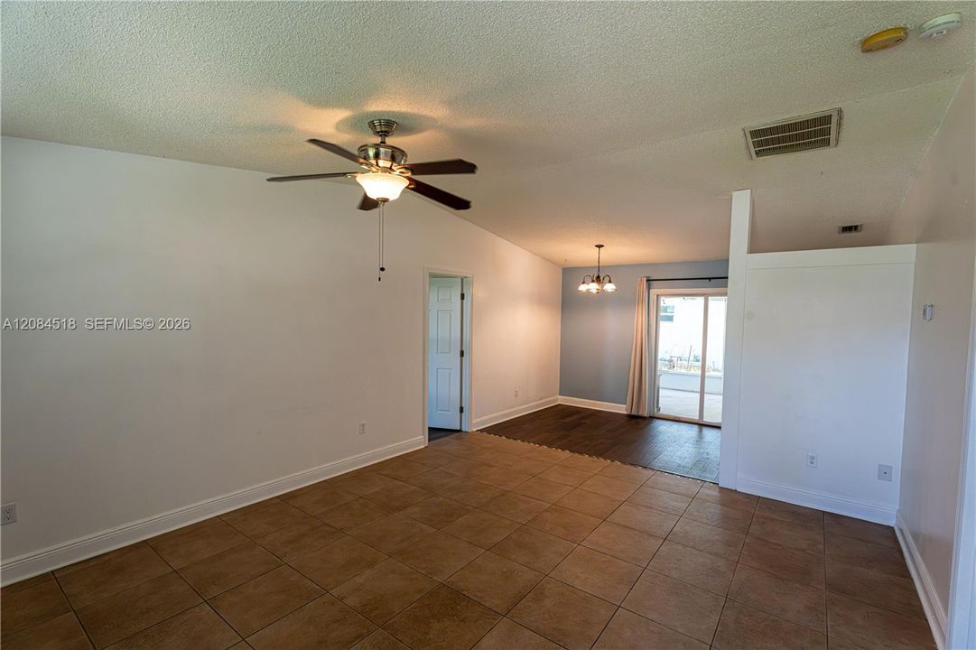 For Rent: $2,400 (2 beds, 2 baths, 925 Square Feet)