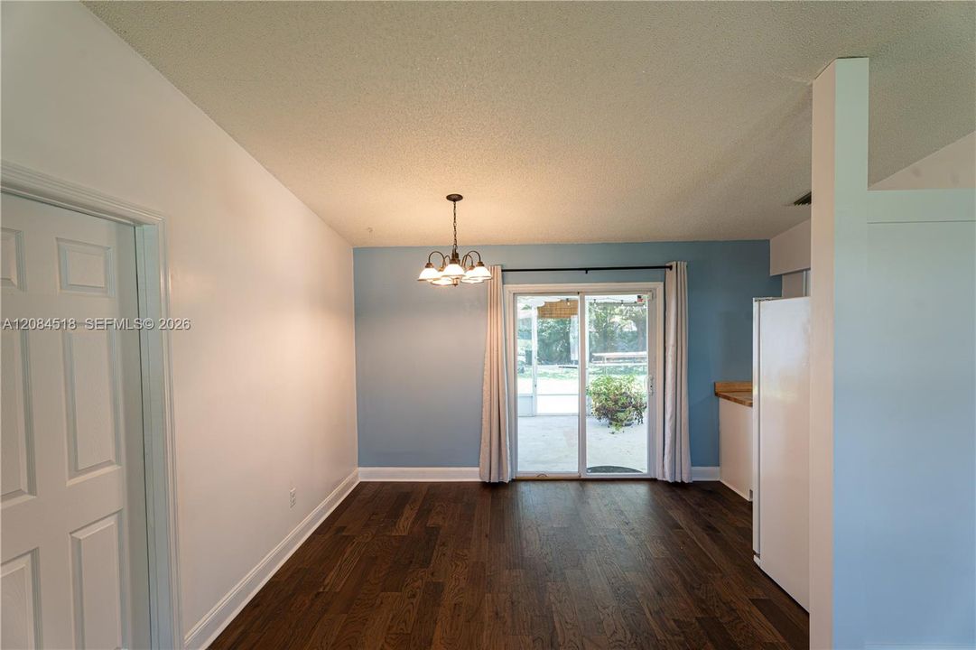For Rent: $2,400 (2 beds, 2 baths, 925 Square Feet)