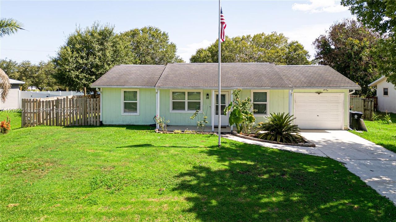 For Rent: $2,400 (2 beds, 2 baths, 925 Square Feet)