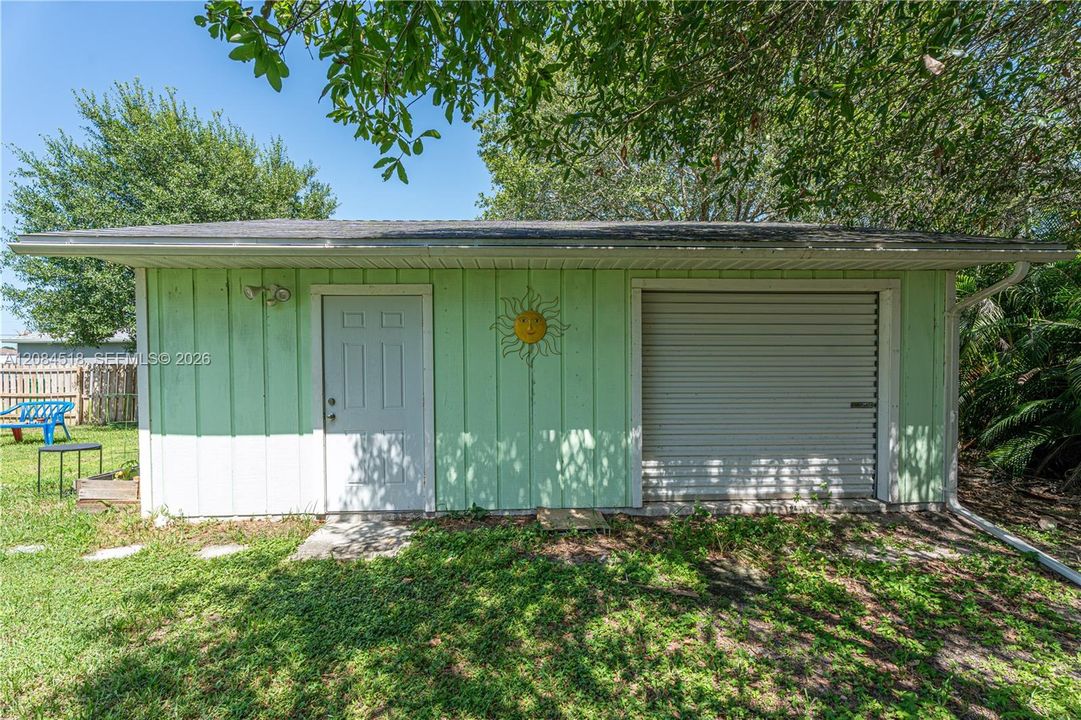 For Rent: $2,400 (2 beds, 2 baths, 925 Square Feet)
