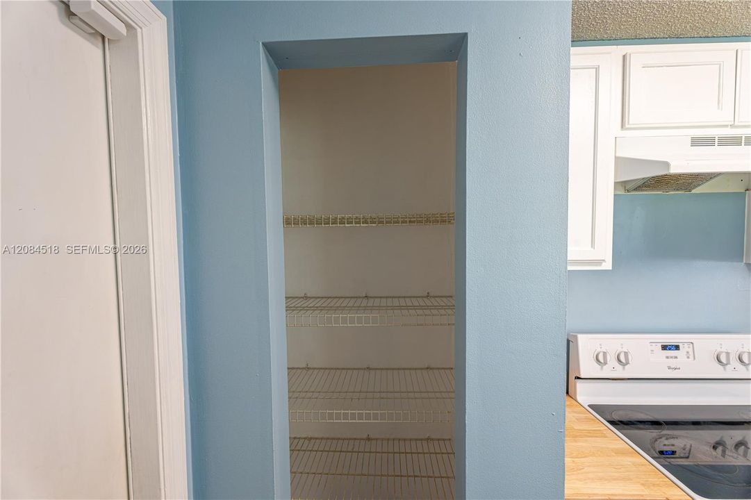 For Rent: $2,400 (2 beds, 2 baths, 925 Square Feet)