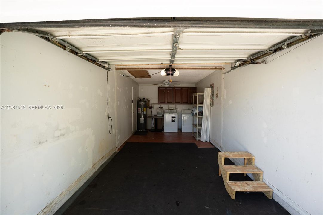 For Rent: $2,400 (2 beds, 2 baths, 925 Square Feet)