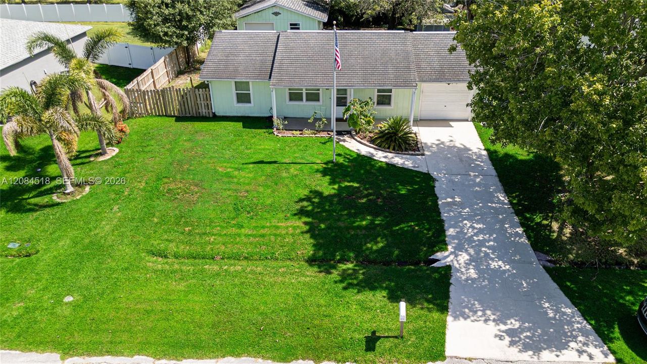 For Rent: $2,400 (2 beds, 2 baths, 925 Square Feet)