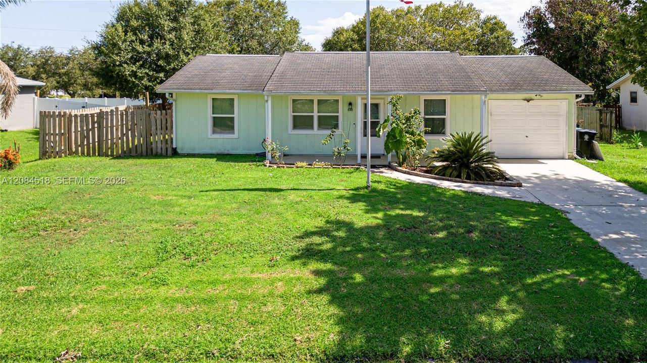 For Rent: $2,400 (2 beds, 2 baths, 925 Square Feet)