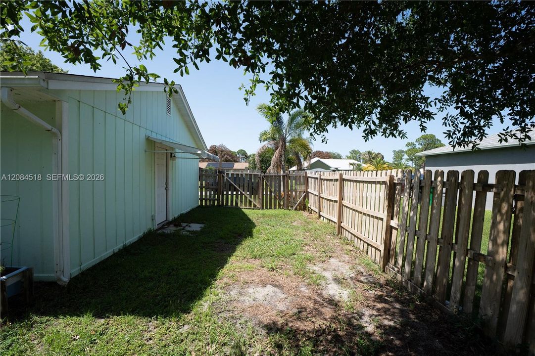 For Rent: $2,400 (2 beds, 2 baths, 925 Square Feet)