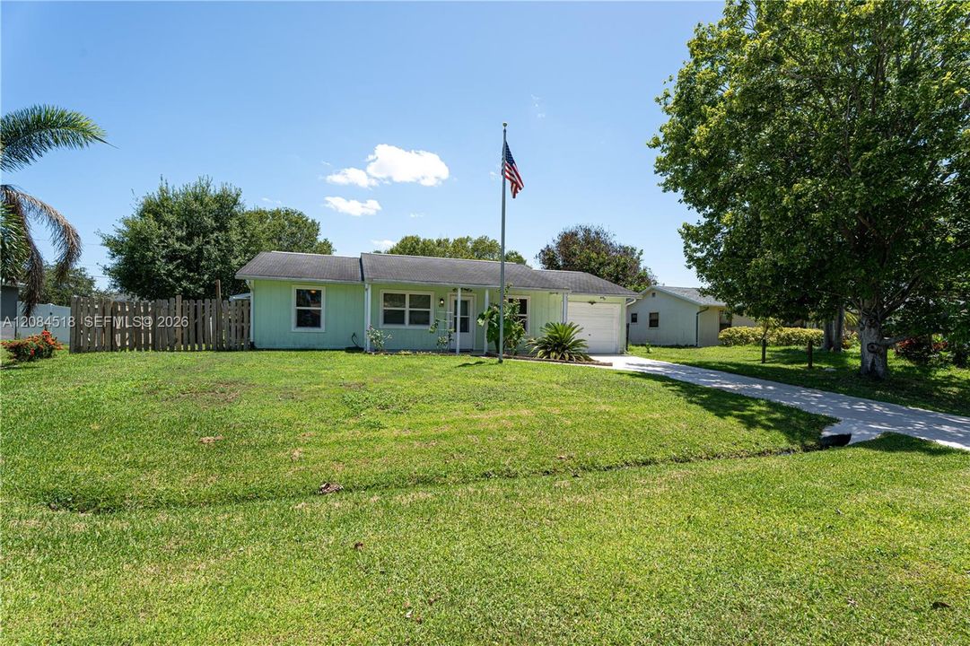 For Rent: $2,400 (2 beds, 2 baths, 925 Square Feet)
