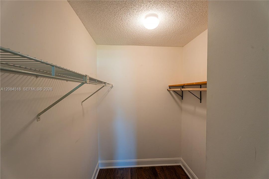 For Rent: $2,400 (2 beds, 2 baths, 925 Square Feet)