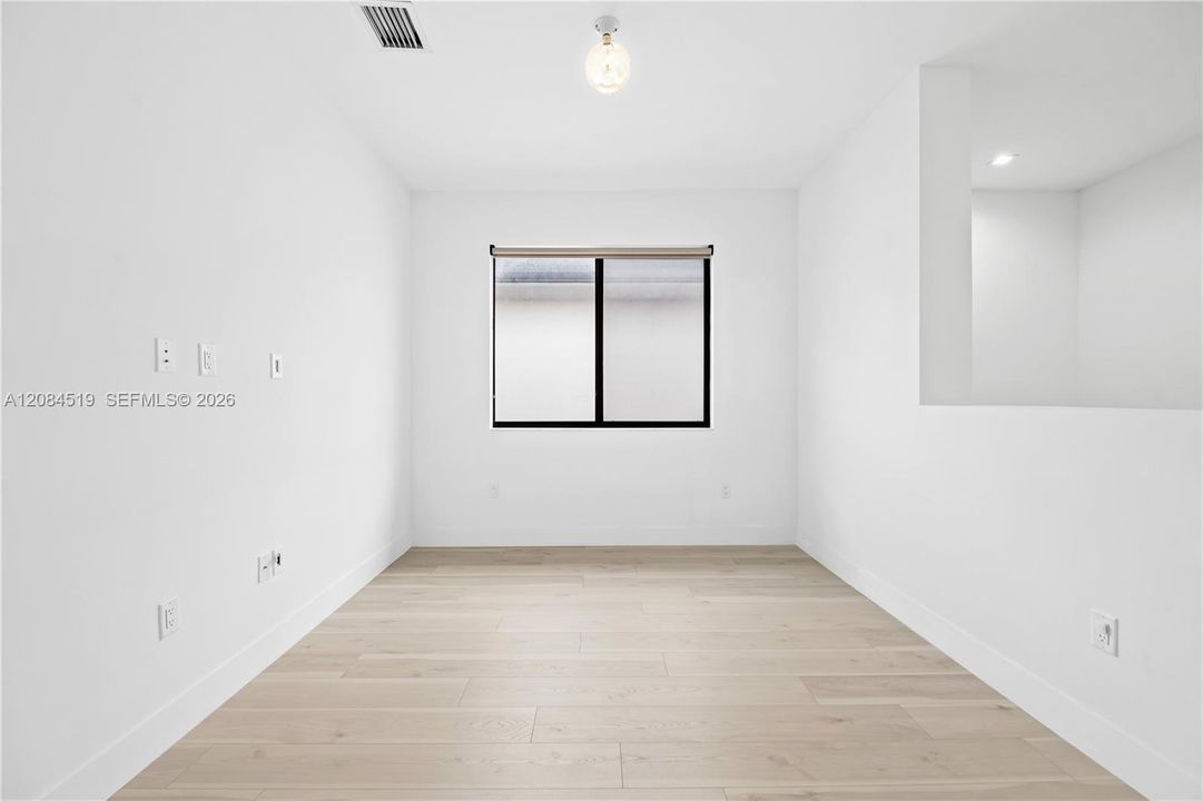 LOFT AIR AND BRIGHT FOR OFFICE OR TV ROOM OR PLAY AREA FOR CHILDREN,