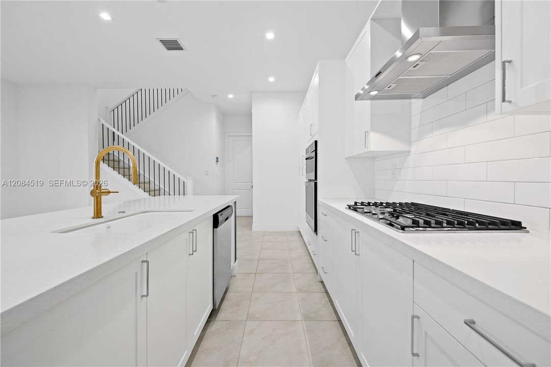 GAS RANGE BUILT IN MICROWAVE AND OVEN