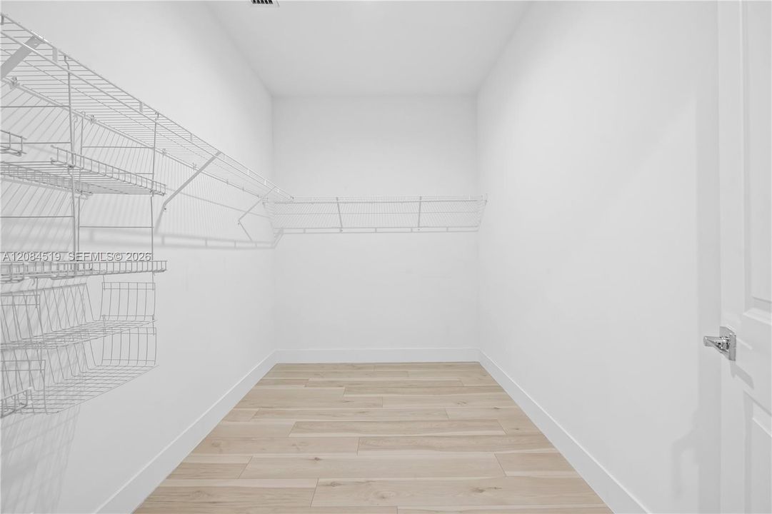 MASTER #1 WALKIN CLOSET