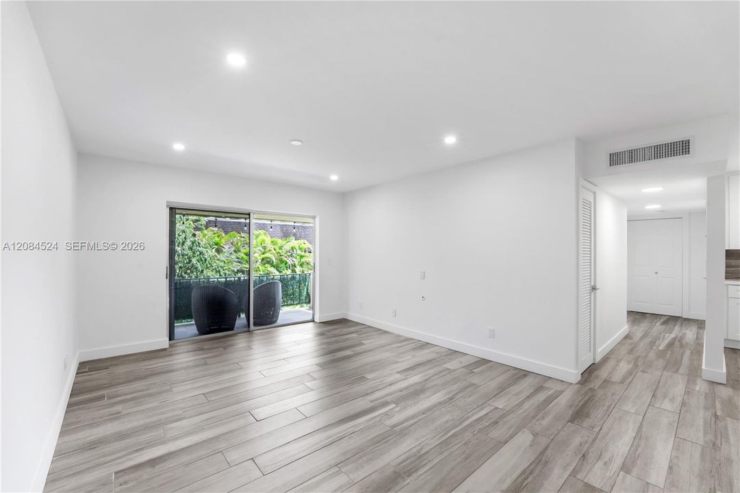 В аренду: $2,400 (2 спален, 2 ванн, 976 Квадратных фут)