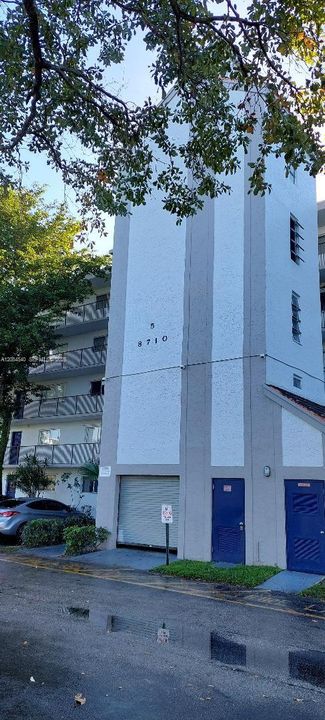For Sale: $225,000 (2 beds, 2 baths, 832 Square Feet)