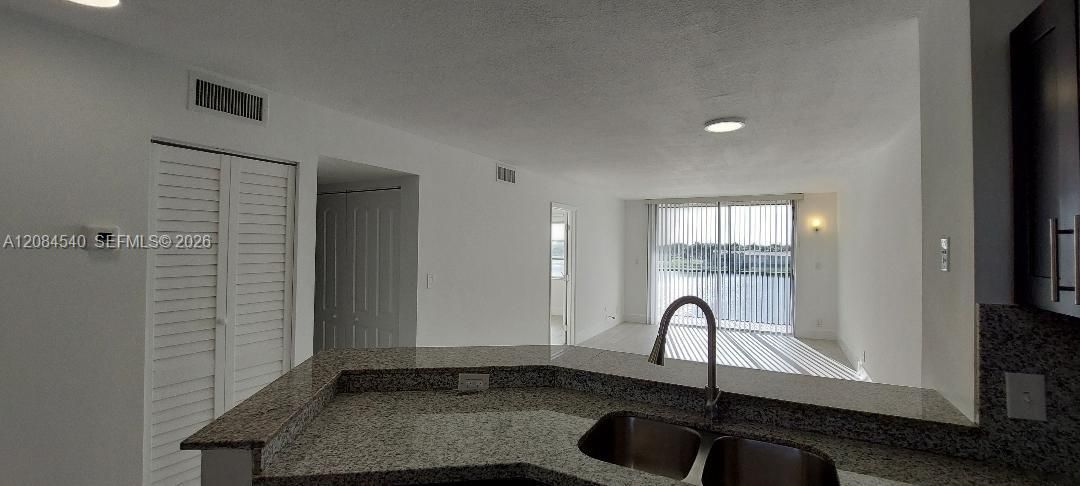 For Sale: $225,000 (2 beds, 2 baths, 832 Square Feet)
