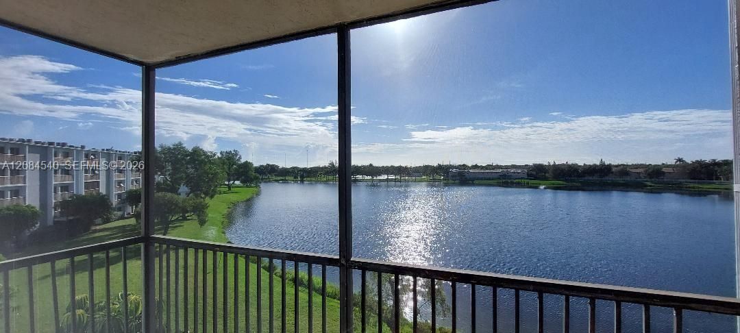 For Sale: $225,000 (2 beds, 2 baths, 832 Square Feet)