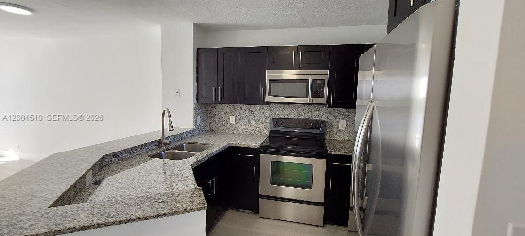 For Sale: $225,000 (2 beds, 2 baths, 832 Square Feet)