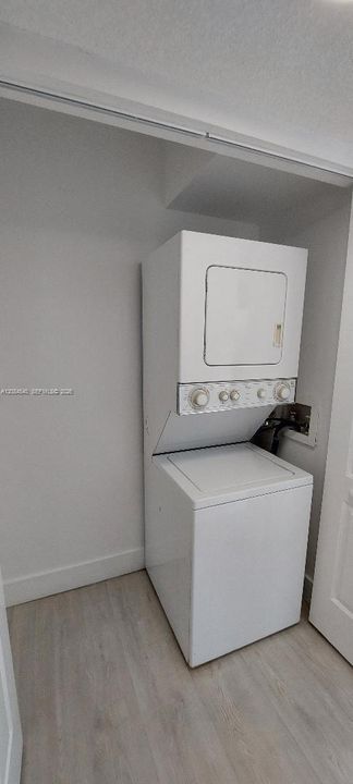 For Sale: $225,000 (2 beds, 2 baths, 832 Square Feet)