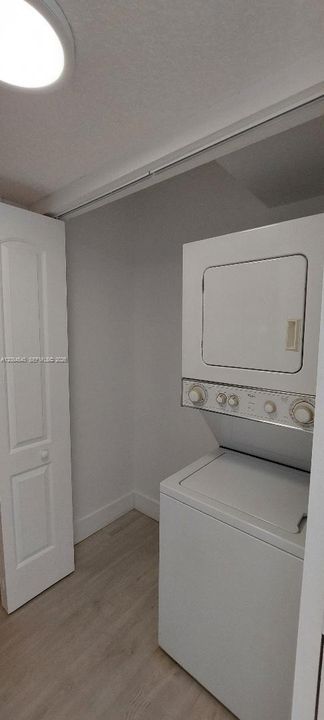 For Sale: $225,000 (2 beds, 2 baths, 832 Square Feet)
