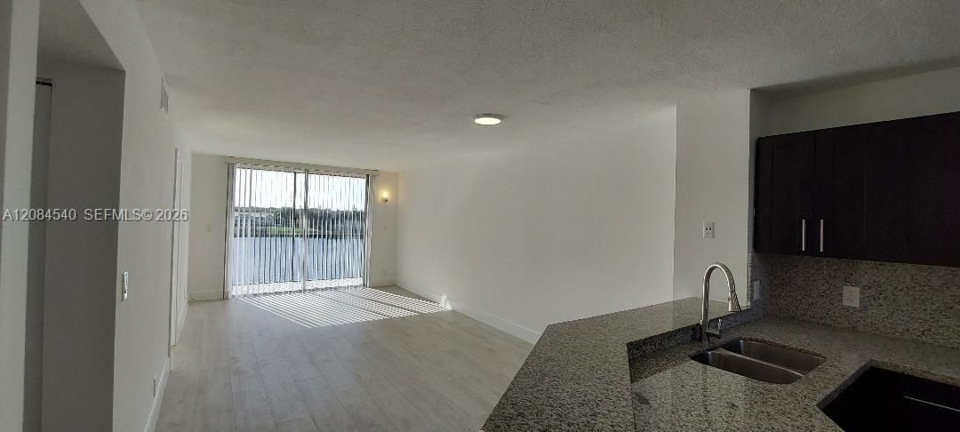 For Sale: $225,000 (2 beds, 2 baths, 832 Square Feet)