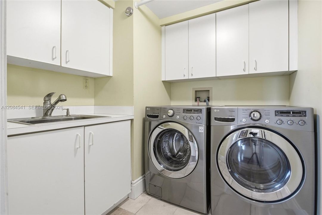 En Venta: $1,499,000 (3 camas, 3 baños, 2100 Pies cuadrados)