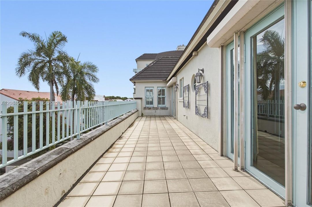 En Venta: $1,499,000 (3 camas, 3 baños, 2100 Pies cuadrados)