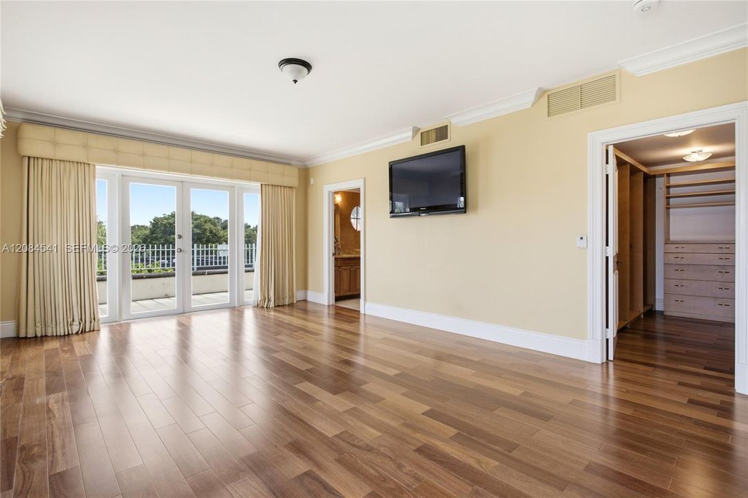 En Venta: $1,499,000 (3 camas, 3 baños, 2100 Pies cuadrados)