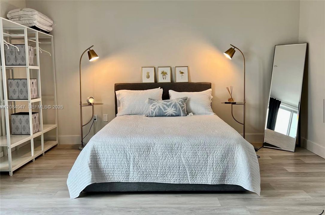 For Sale: $365,000 (1 beds, 1 baths, 964 Square Feet)