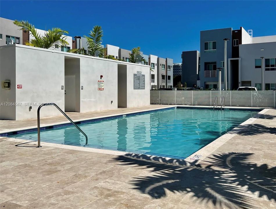 For Sale: $365,000 (1 beds, 1 baths, 964 Square Feet)