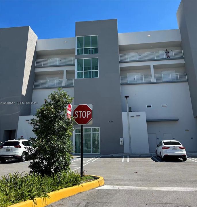 For Sale: $365,000 (1 beds, 1 baths, 964 Square Feet)