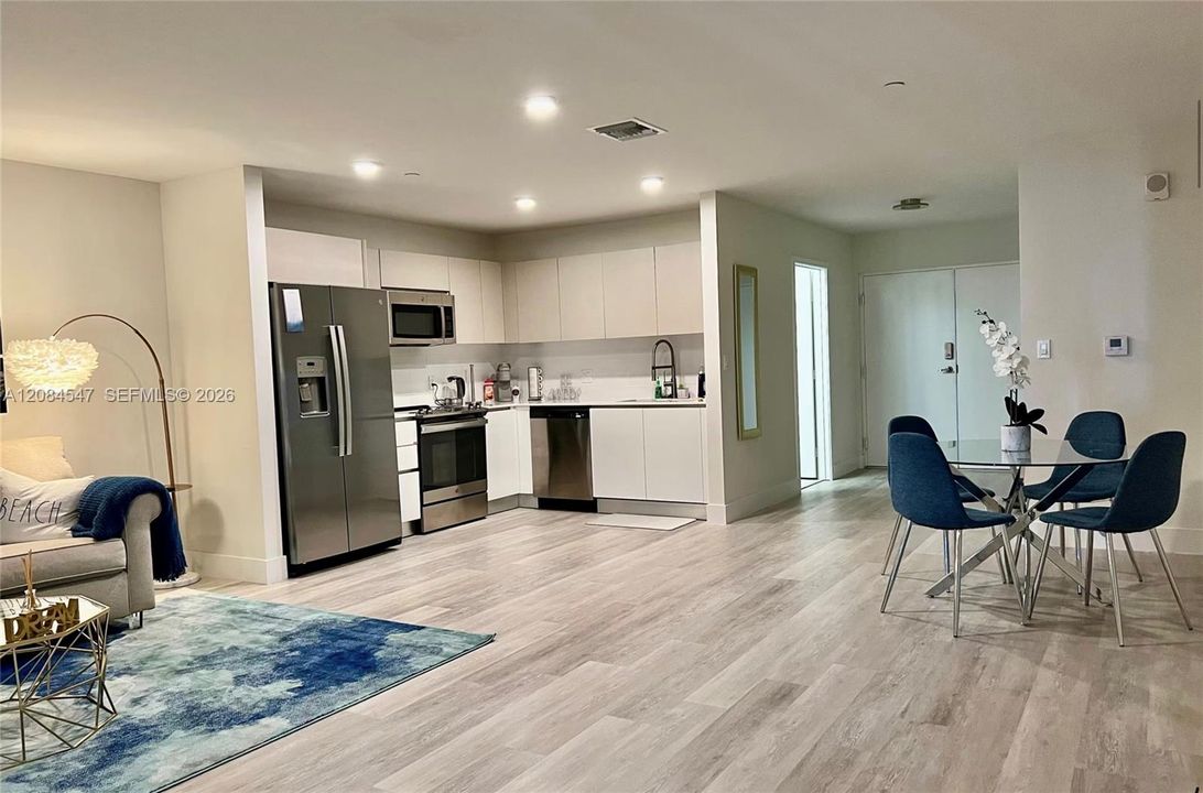 For Sale: $365,000 (1 beds, 1 baths, 964 Square Feet)